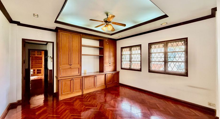 For sale 4 bedrooms house in Thawi Watthana, Bangkok