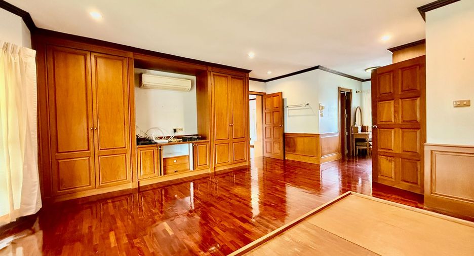 For sale 4 bedrooms house in Thawi Watthana, Bangkok
