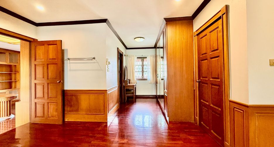 For sale 4 bedrooms house in Thawi Watthana, Bangkok