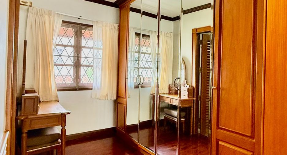For sale 4 bedrooms house in Thawi Watthana, Bangkok