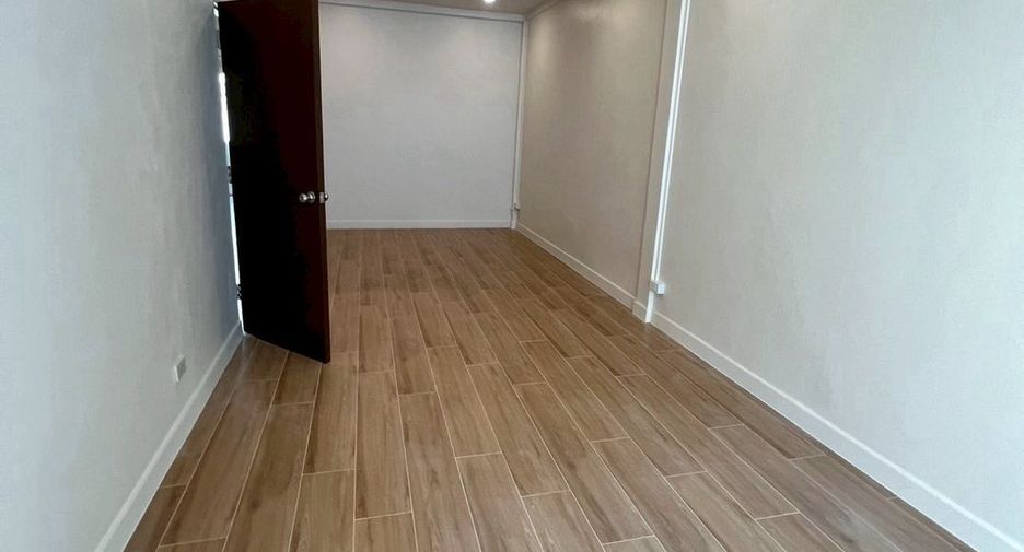 For rent 6 bedrooms retail Space in Huai Khwang, Bangkok