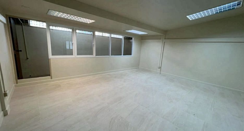 For rent 6 bedrooms retail Space in Huai Khwang, Bangkok