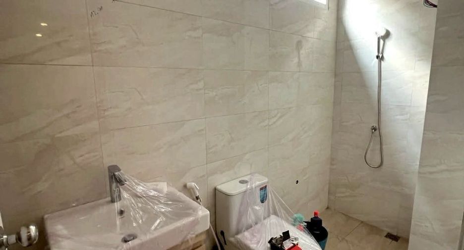 For rent 6 bedrooms retail Space in Huai Khwang, Bangkok