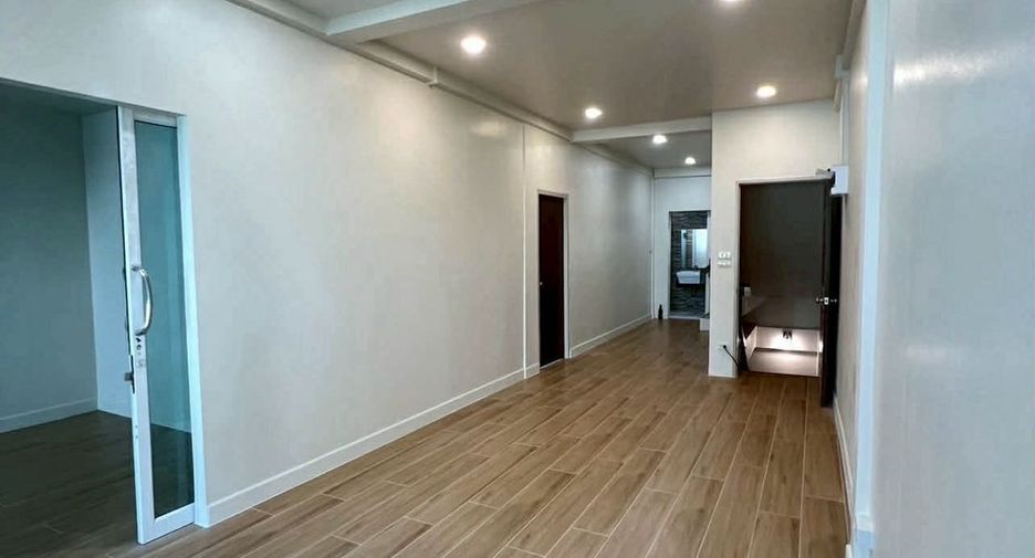 For rent 6 bedrooms retail Space in Huai Khwang, Bangkok