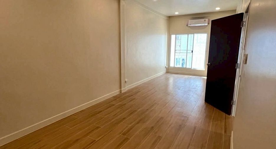 For rent 6 bedrooms retail Space in Huai Khwang, Bangkok