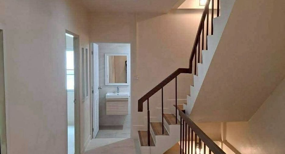 For rent 6 bedrooms retail Space in Huai Khwang, Bangkok