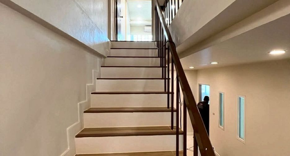 For rent 6 bedrooms retail Space in Huai Khwang, Bangkok