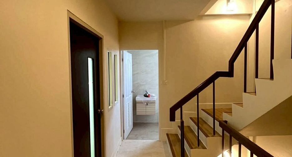 For rent 6 bedrooms retail Space in Huai Khwang, Bangkok