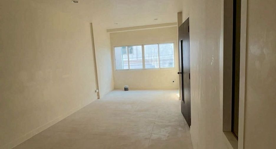 For rent 6 bedrooms retail Space in Huai Khwang, Bangkok