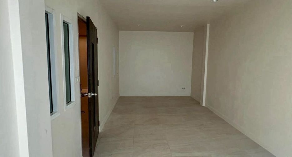 For rent 6 bedrooms retail Space in Huai Khwang, Bangkok