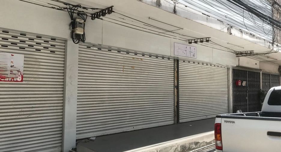 For rent 3 bedrooms retail Space in Watthana, Bangkok