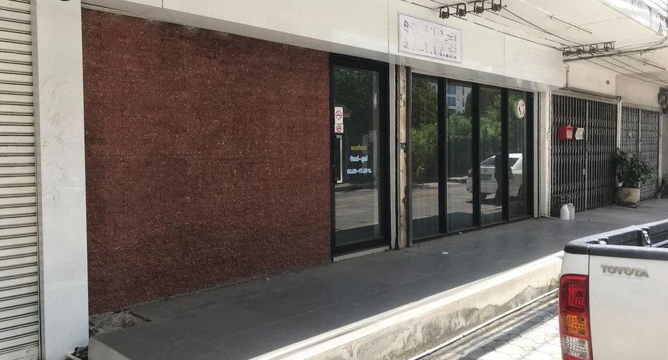 For rent 3 bedrooms retail Space in Watthana, Bangkok