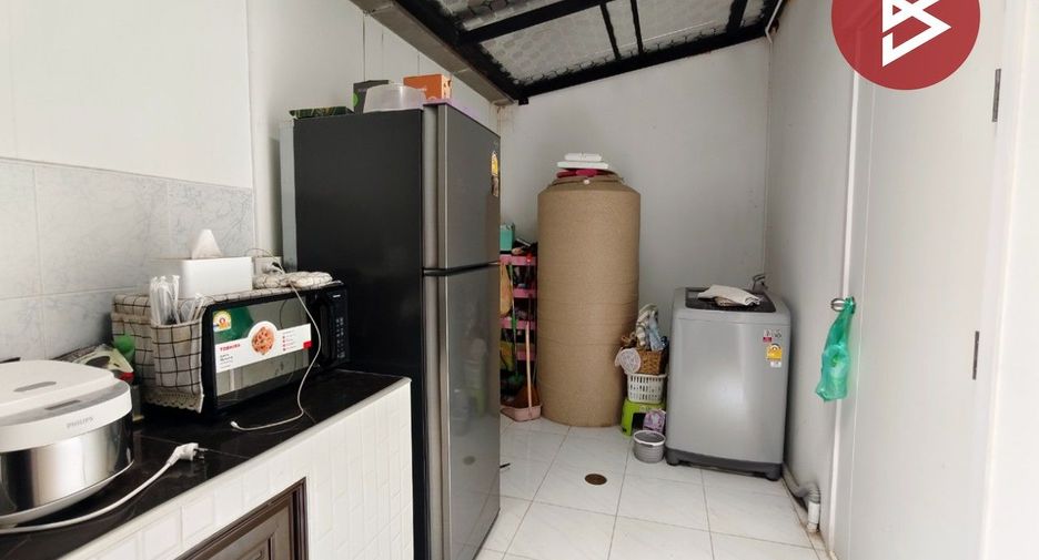 Casa adosada en venta de 3 habitaciones en Bang Phli, Samut Prakan