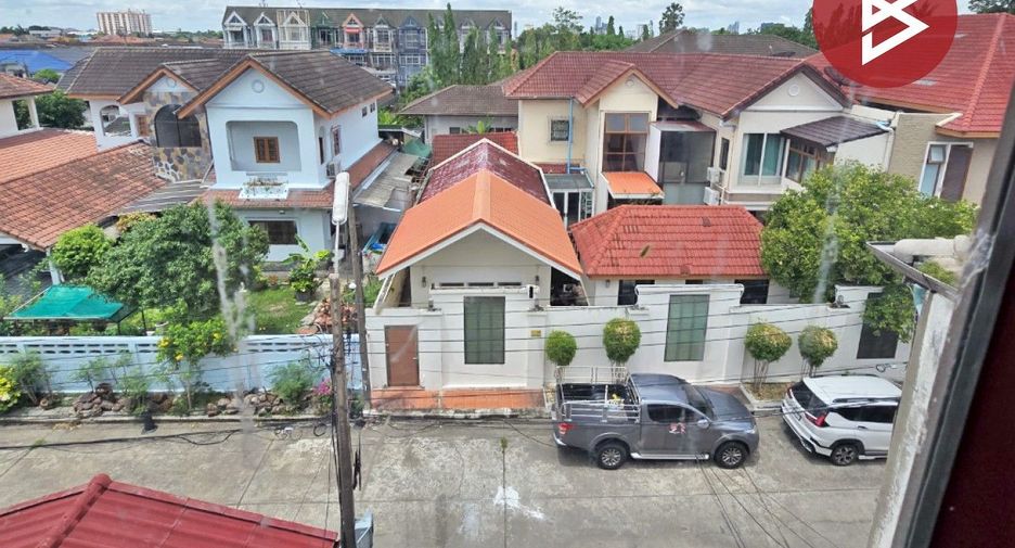À vendre 3 chambres maison de ville à Min Buri, Bangkok