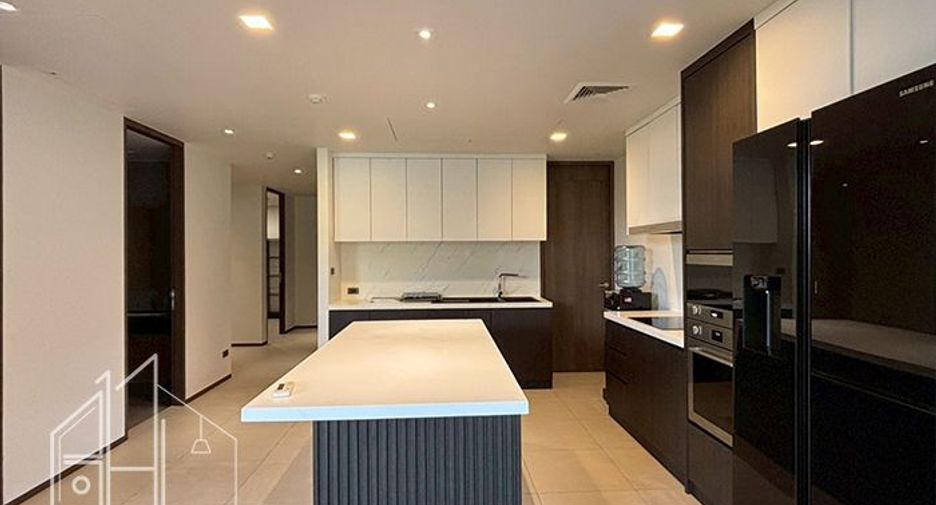 For rent 3 bedrooms apartment in Khlong Toei, Bangkok