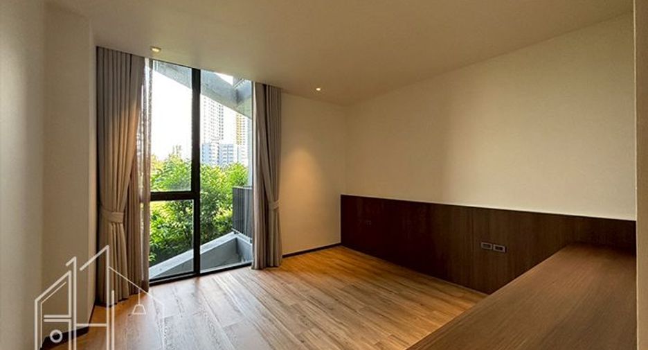 For rent 3 bedrooms apartment in Khlong Toei, Bangkok