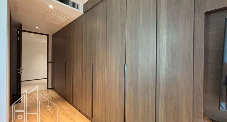 For rent 3 bedrooms apartment in Khlong Toei, Bangkok
