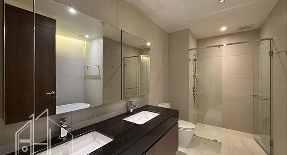 For rent 3 bedrooms apartment in Khlong Toei, Bangkok