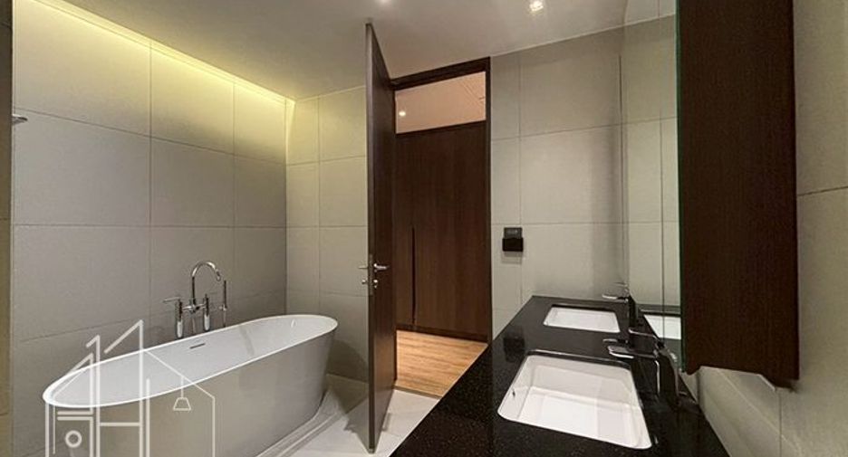 For rent 3 bedrooms apartment in Khlong Toei, Bangkok