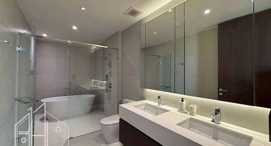 For rent 3 bedrooms condo in Khlong Toei, Bangkok
