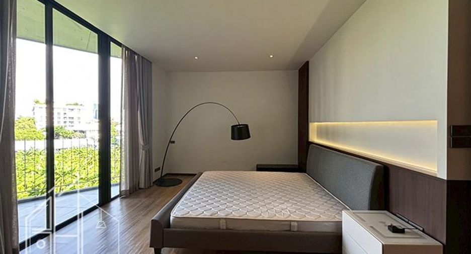 For rent 3 bedrooms condo in Khlong Toei, Bangkok