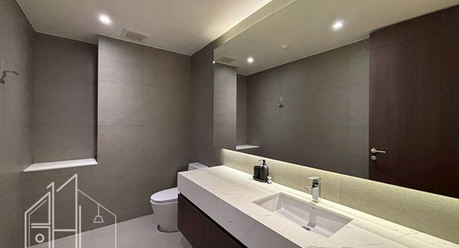 For rent 3 bedrooms condo in Khlong Toei, Bangkok