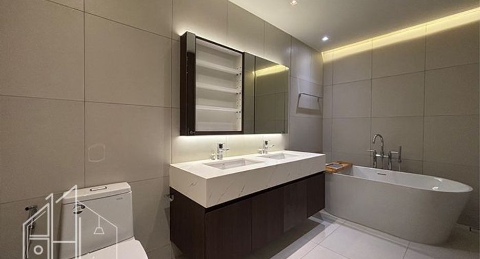For rent 3 bedrooms condo in Khlong Toei, Bangkok