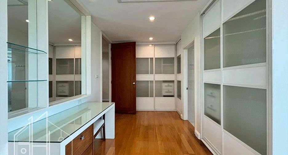 For rent 3 bedrooms condo in Watthana, Bangkok