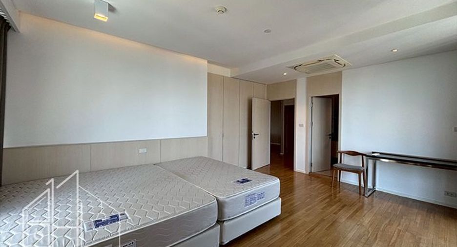 For rent 3 bedrooms condo in Watthana, Bangkok