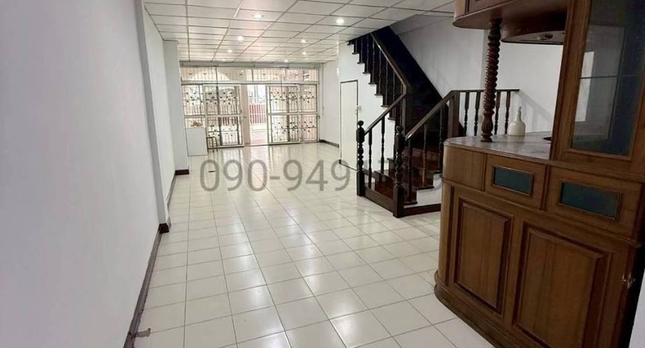 For rent 2 bedrooms townhouse in Phra Khanong, Bangkok