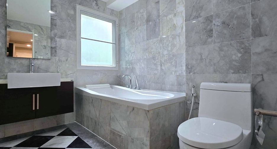 For rent 2 bedrooms condo in Pathum Wan, Bangkok