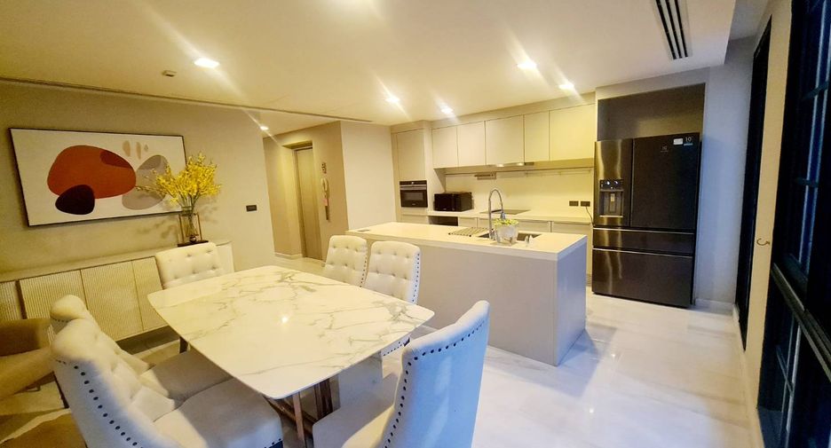 For rent 4 bedrooms house in Watthana, Bangkok