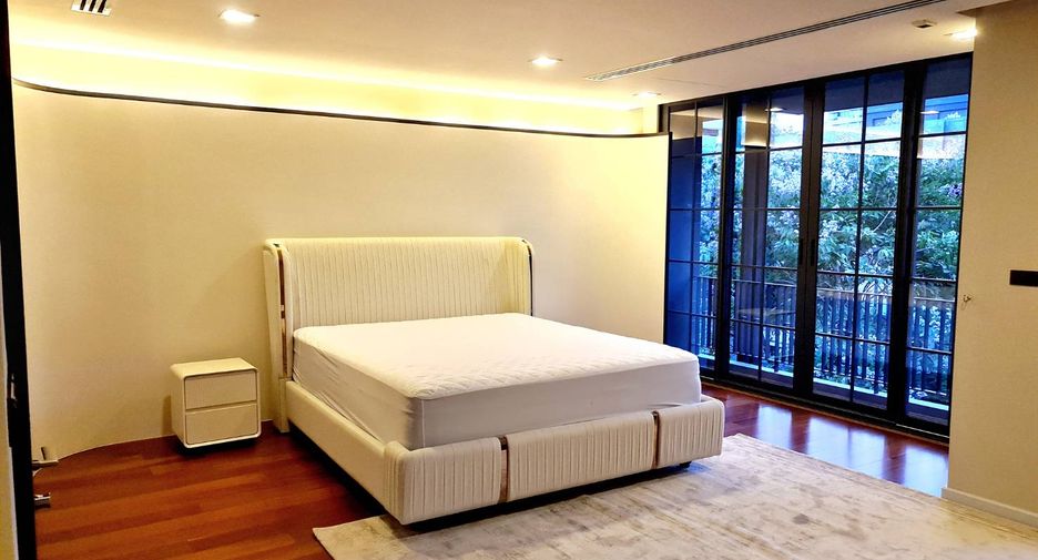 For rent 4 bedrooms house in Watthana, Bangkok