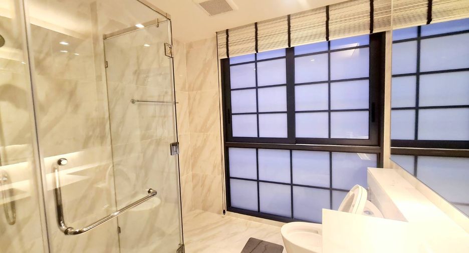 For rent 4 bedrooms house in Watthana, Bangkok