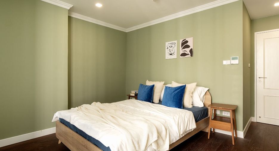 For sale 4 bedrooms condo in Watthana, Bangkok