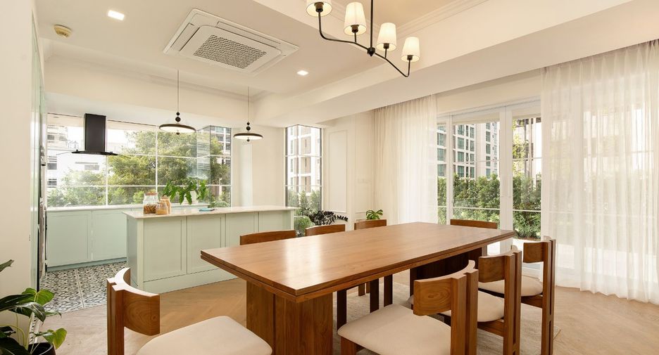 For sale 4 bedrooms condo in Watthana, Bangkok