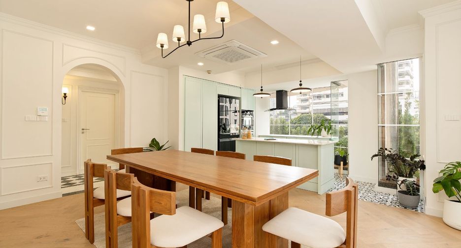 For sale 4 bedrooms condo in Watthana, Bangkok