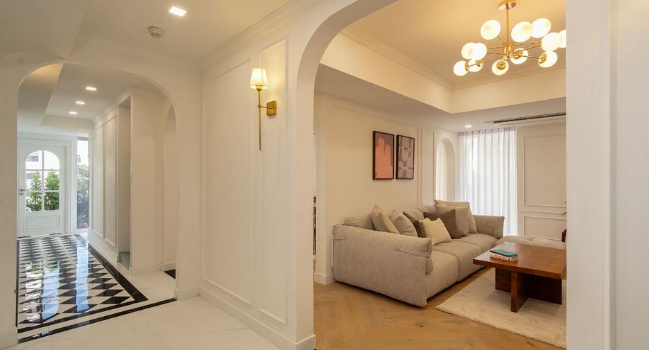 For sale 4 bedrooms condo in Watthana, Bangkok