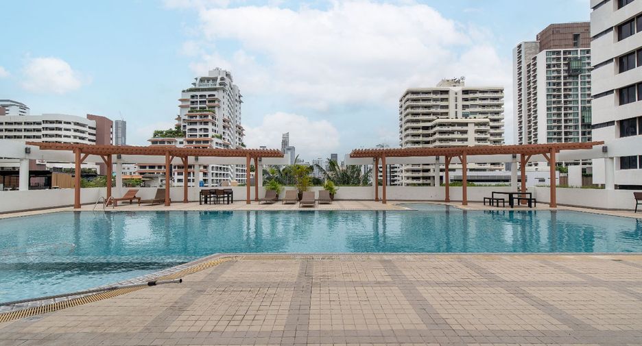 For sale 4 bedrooms condo in Watthana, Bangkok