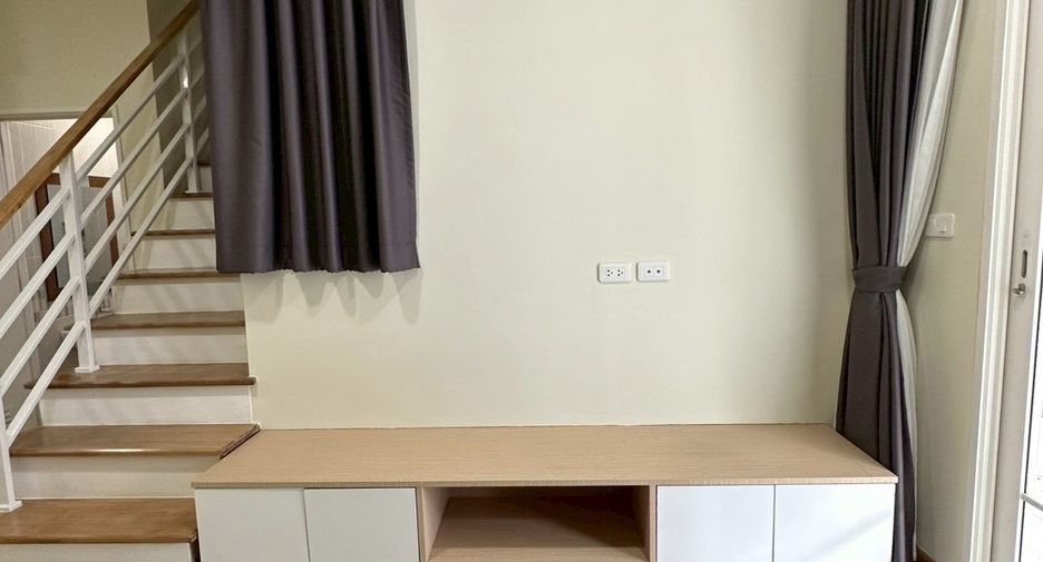 For rent 2 bedrooms townhouse in Mueang Chiang Mai, Chiang Mai