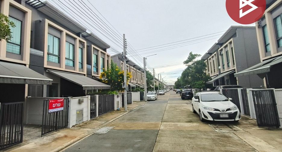 Casa adosada en venta de 3 habitaciones en Bang Phli, Samut Prakan