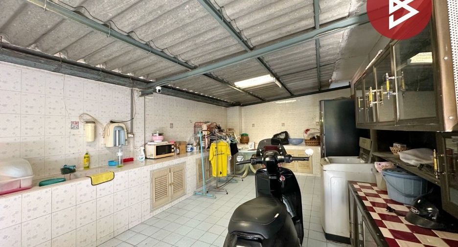 Local comercial en venta de 3 habitaciones en Mueang Chon Buri, Chonburi