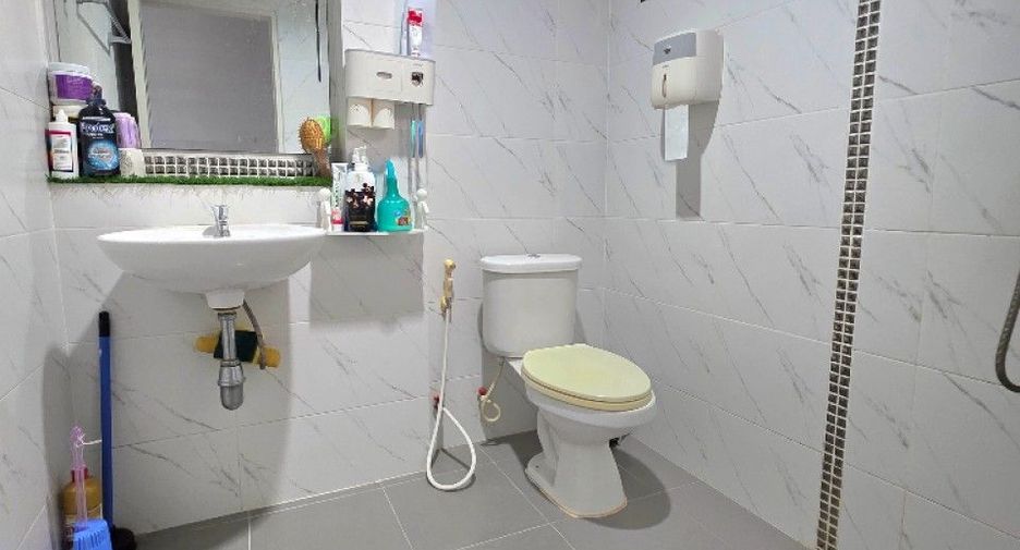 Casa adosada en venta de 2 habitaciones en Si Racha, Chonburi