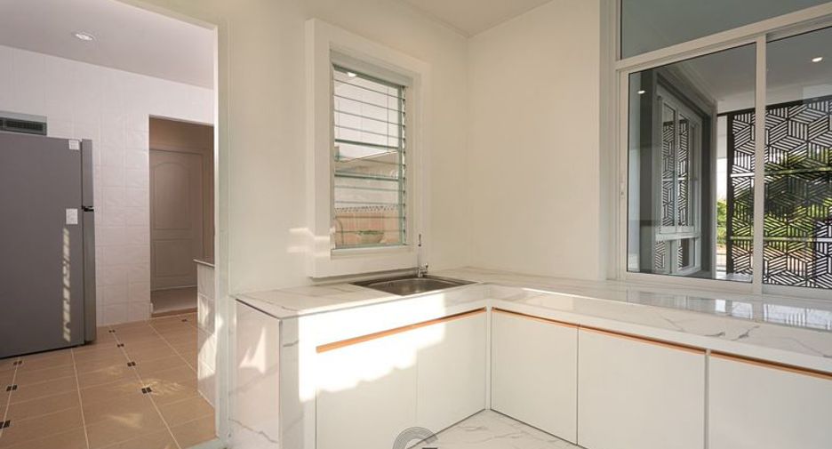 For rent 4 bedrooms house in Saraphi, Chiang Mai