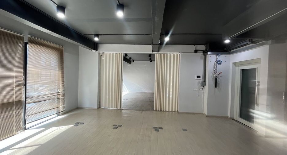 Haus zur Miete und zum Kauf mit 12 Zimmer in Phra Khanong, Bangkok