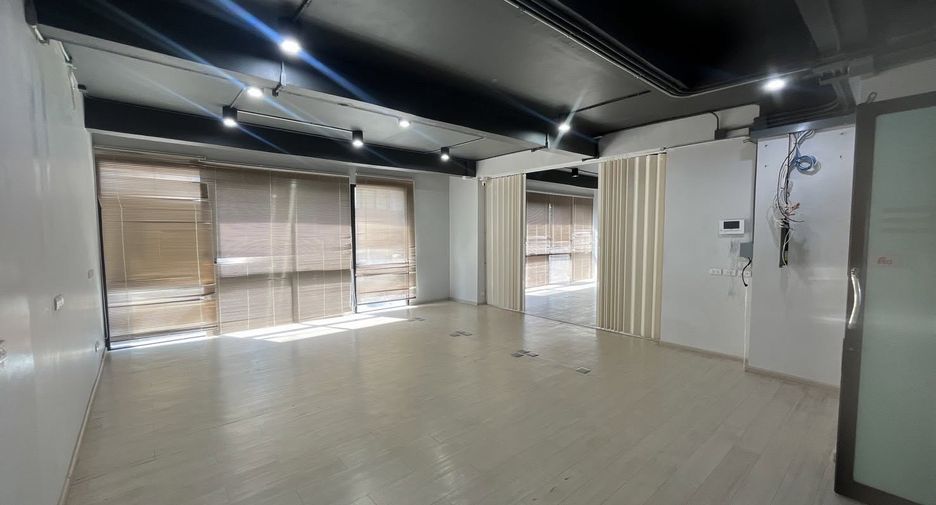 Haus zur Miete und zum Kauf mit 12 Zimmer in Phra Khanong, Bangkok