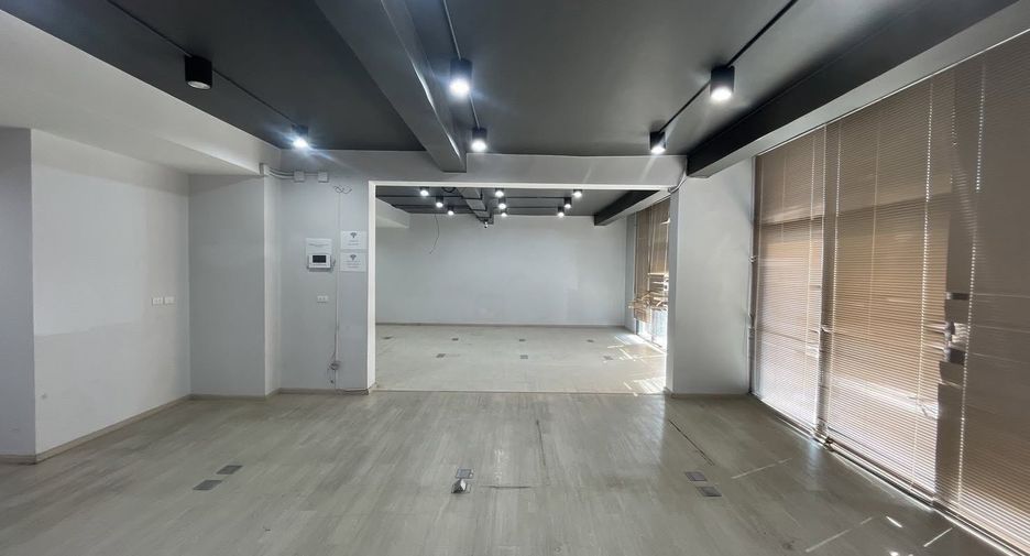 Haus zur Miete und zum Kauf mit 12 Zimmer in Phra Khanong, Bangkok
