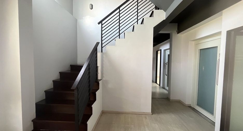 Haus zur Miete und zum Kauf mit 12 Zimmer in Phra Khanong, Bangkok
