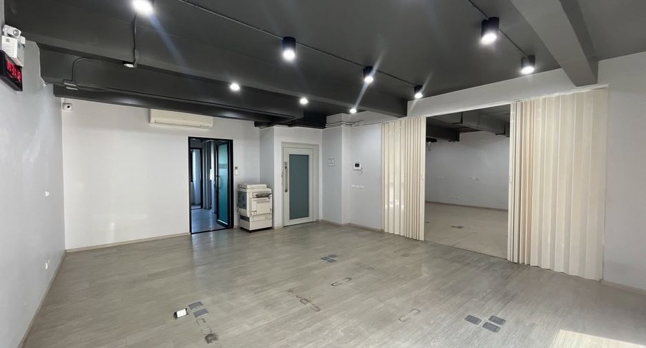 Haus zur Miete und zum Kauf mit 12 Zimmer in Phra Khanong, Bangkok