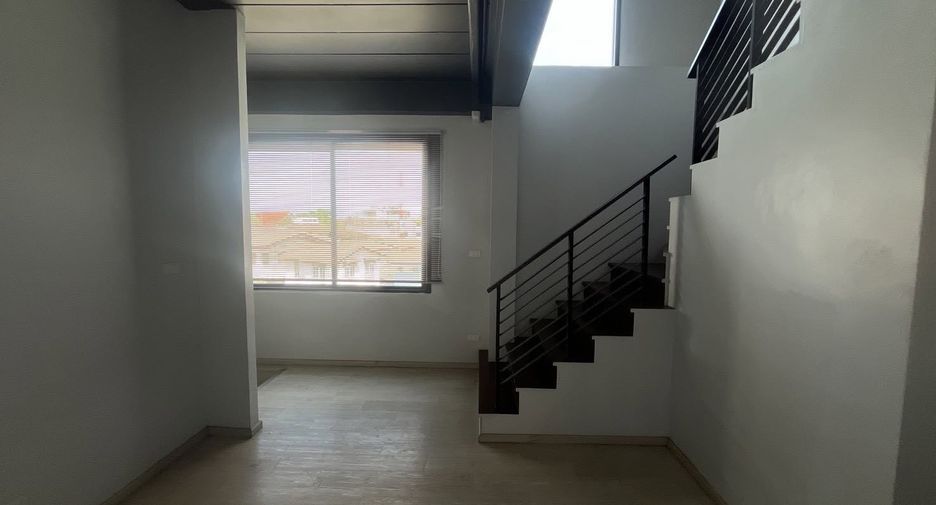 Haus zur Miete und zum Kauf mit 12 Zimmer in Phra Khanong, Bangkok